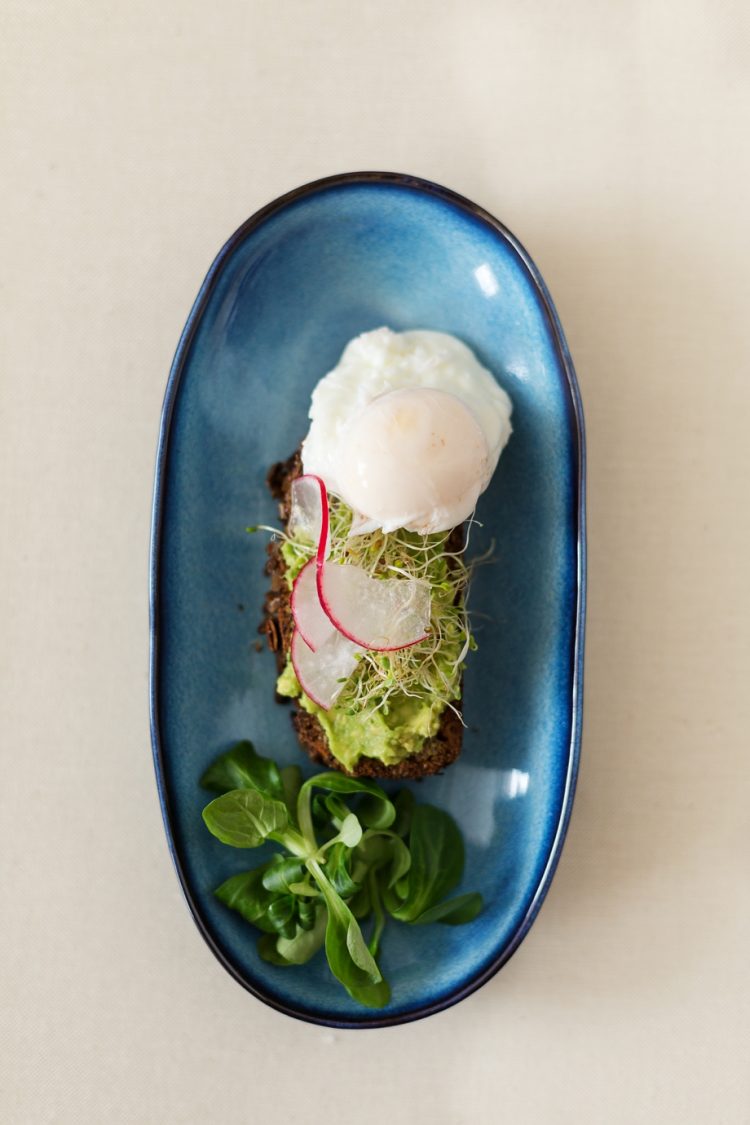 Osterbrunch-Mandelbrot-mit-Sprossen-und-poschiertem-Ei-_0006