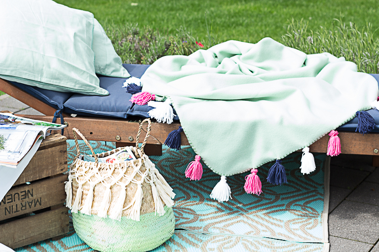 DEPOT DIY Sommerdecke mit bunten Quasten