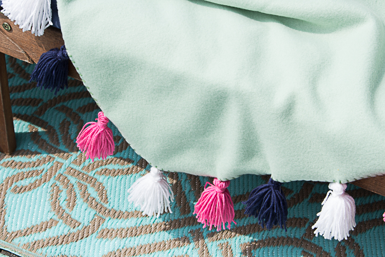 DEPOT DIY Sommerdecke mit bunten Quasten