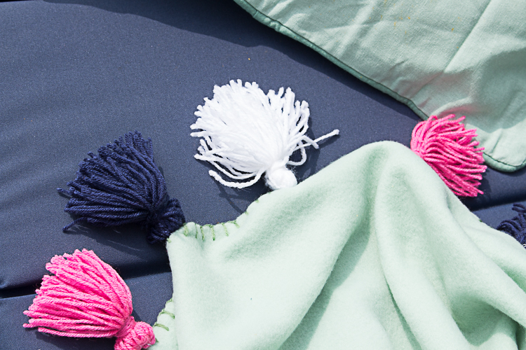 DEPOT DIY Sommerdecke mit bunten Quasten