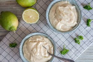 selbstgemachte Mayonnaise in hübschen Schalen