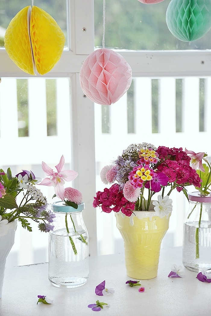 farbenfrohe-sommerliche-fensterdeko 3k-min (1)