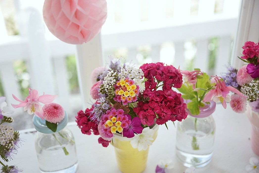 farbenfrohe-sommerliche-fensterdeko 4k-min (1)