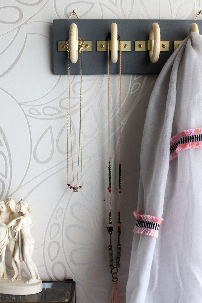 DIY-Schalhalterung-aus-Holzringen