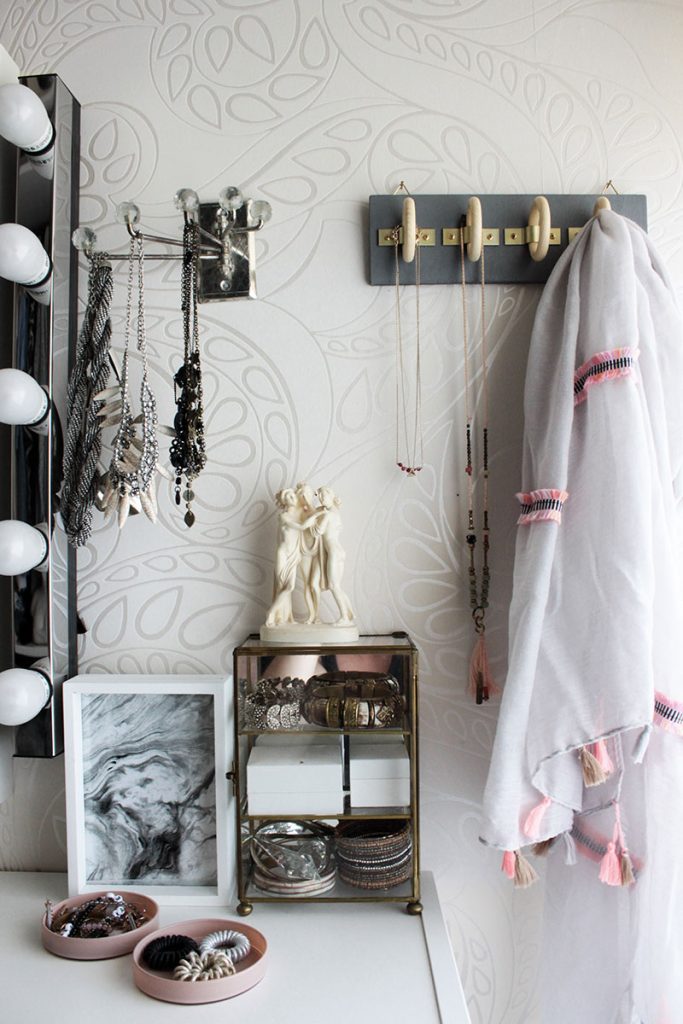 DIY-Wandhalterung-aus-Holzringen-für-Schals-und-Schmuck