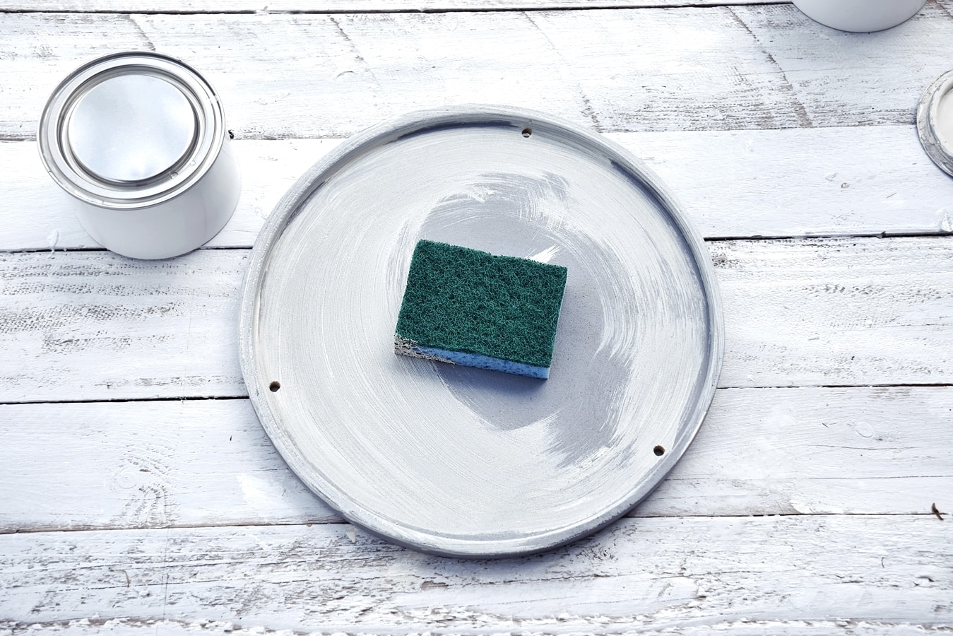 schwebender-tisch-aus-dekotablett-selbstgemacht 3k-min