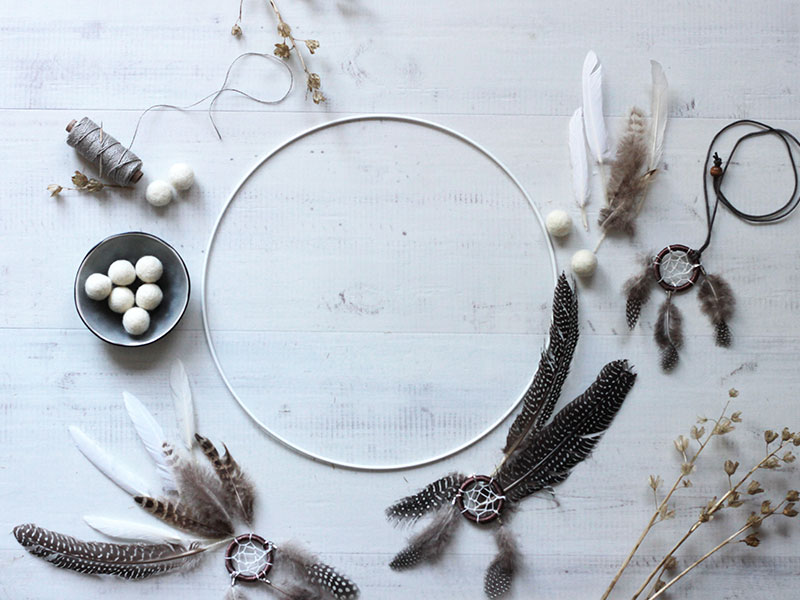Material-DIY-Traumfänger-aus-Federn