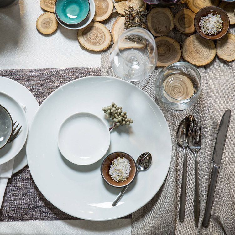 Astscheiben-Untersetzer mit Geschirr