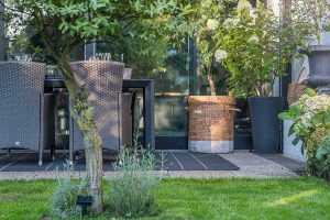 mit Lampions, Lichterketten und Windlichtern im Garten dekorieren