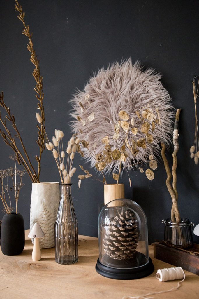 Herbstschätze-schön-in-Vasen-arrangiert