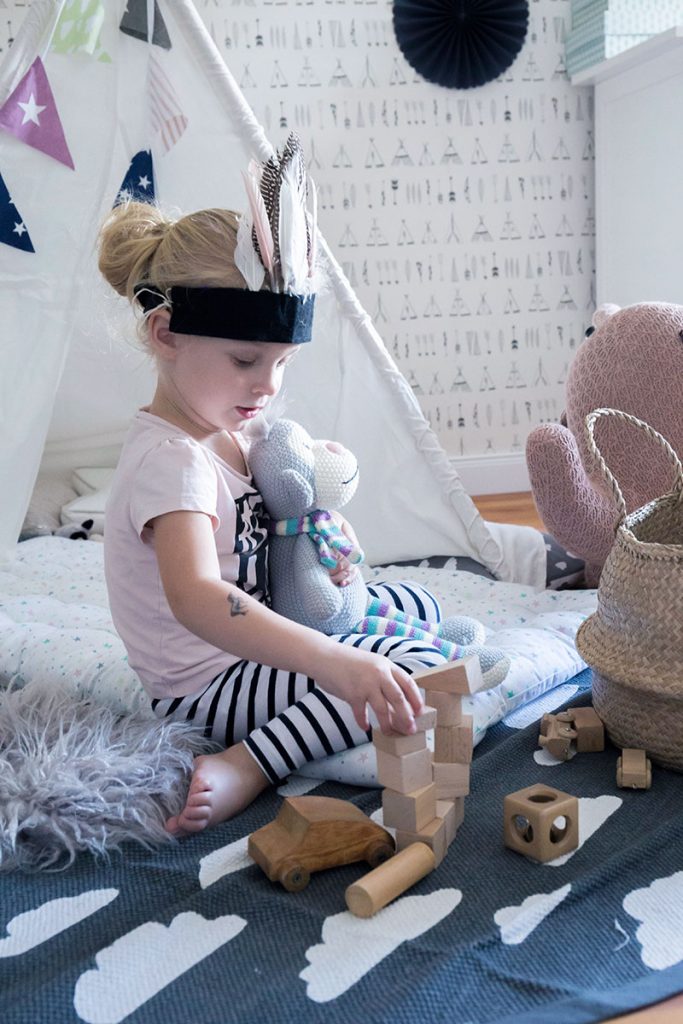 kuscheliger-spielbereich-im-kinderzimmer