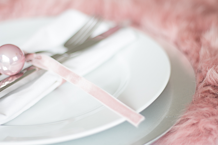 DEPOT Flauschige Tischdeko mit Fell (12 von 16)