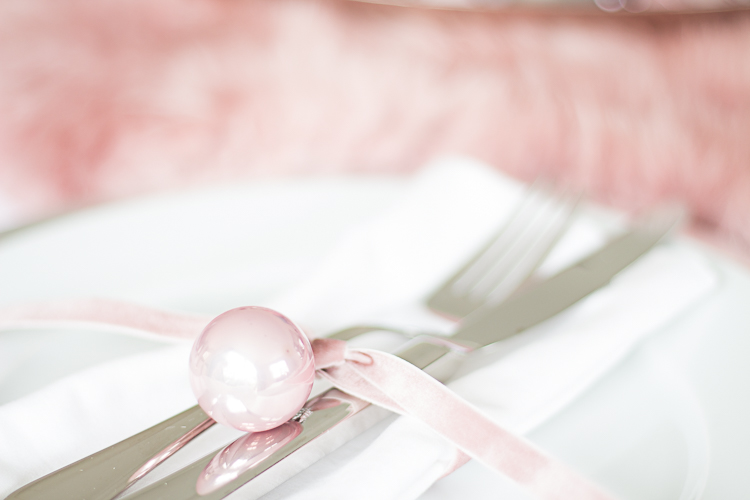 DEPOT Flauschige Tischdeko mit Fell (3 von 16)