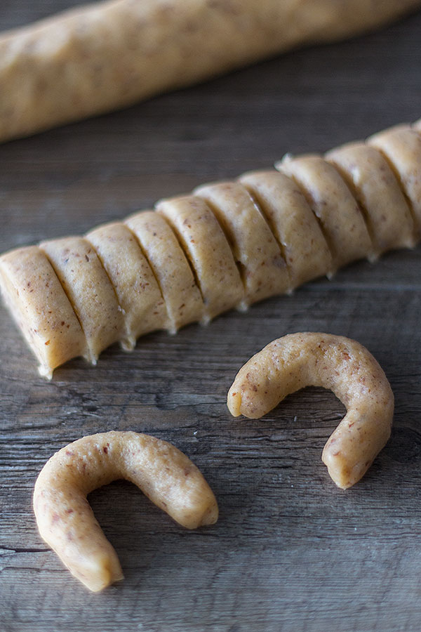 Die kleinen Röllchen zu Vanillekipferln formen