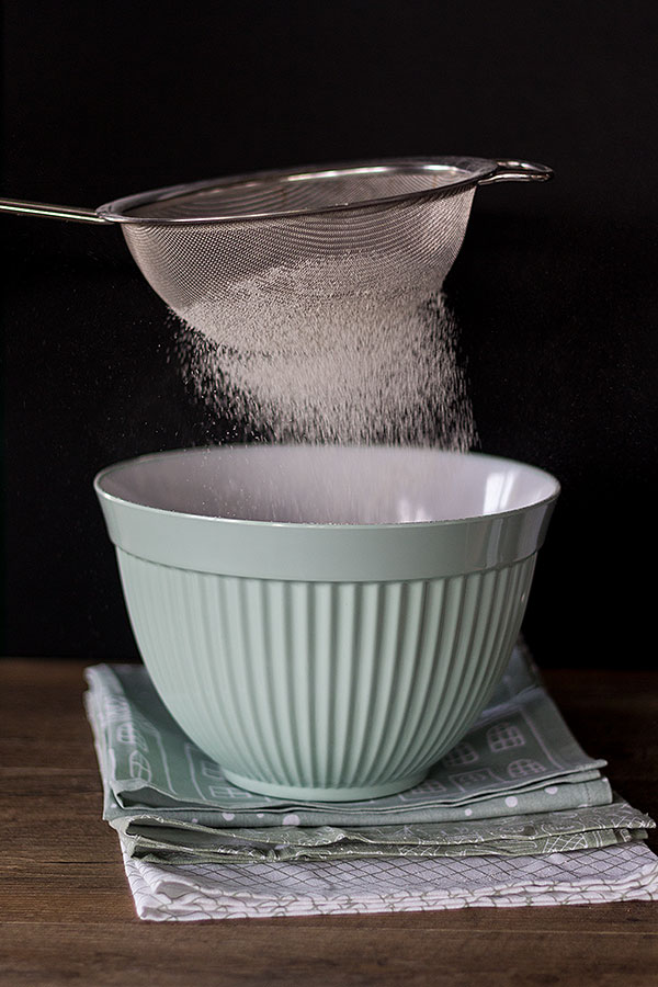 Mehl einsieben für Vanillekipferl