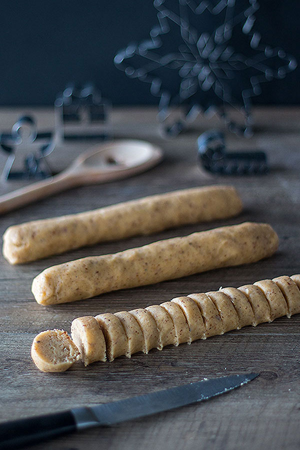 Teig für Vanillekipferl in 0,5 cm große Scheiben schneiden