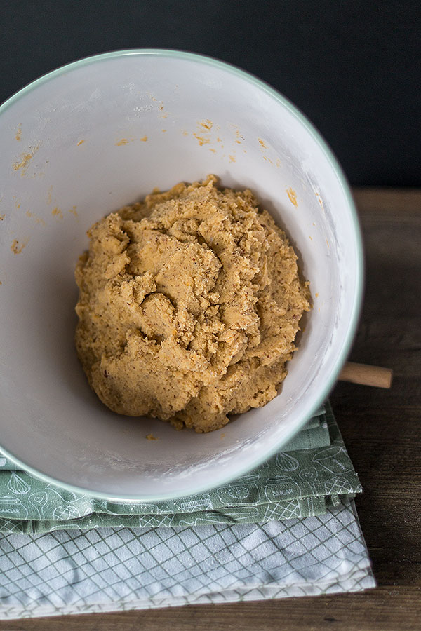 Teig für Vanillekipferl kneten