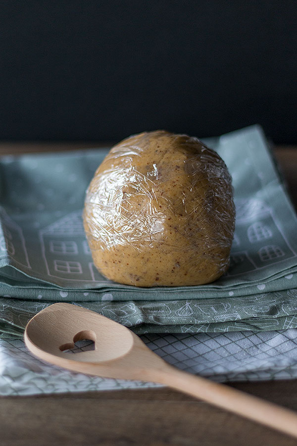 Teig für Vanillekipferl in Frischhaltefolie eine Stunde in den Kühlschrank geben