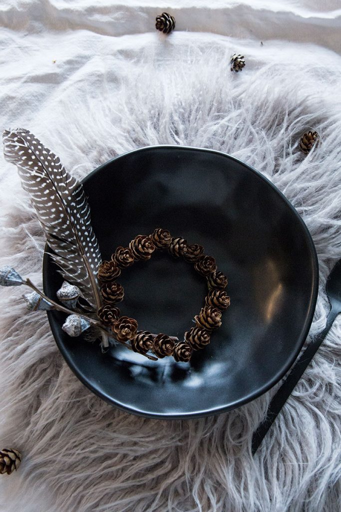 Tischdeko-mit-schwarzem-Steingut-Geschirr-im-nordischen-Look