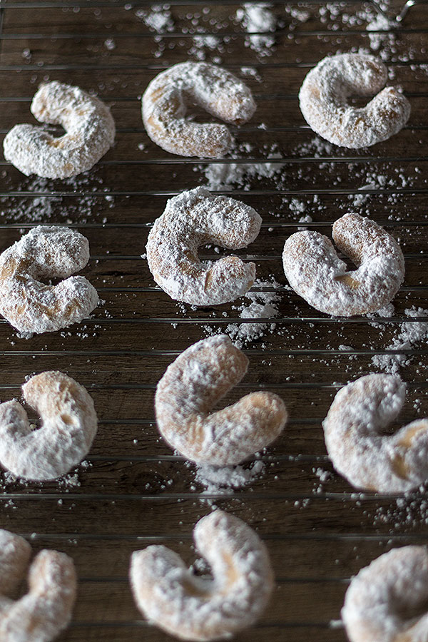 Vanillekipferl auf einem Rost abkühlen lassen