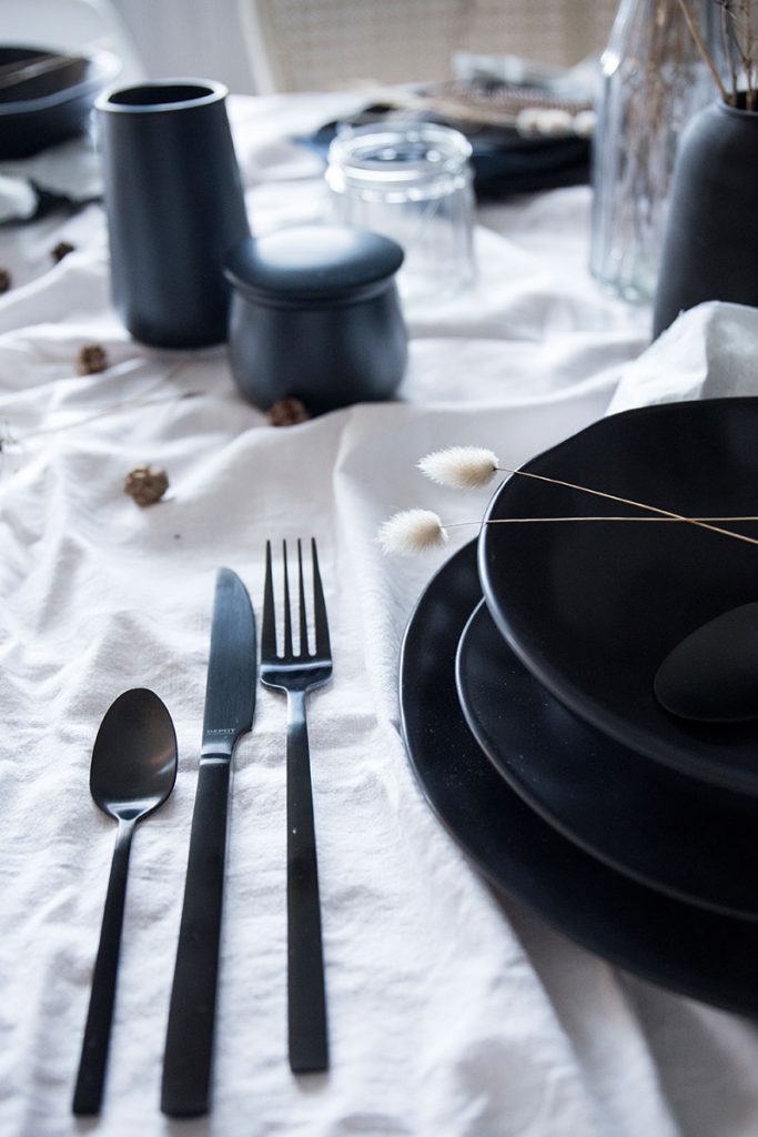 gedeckter-Tisch-mit-schwarzem-Besteck