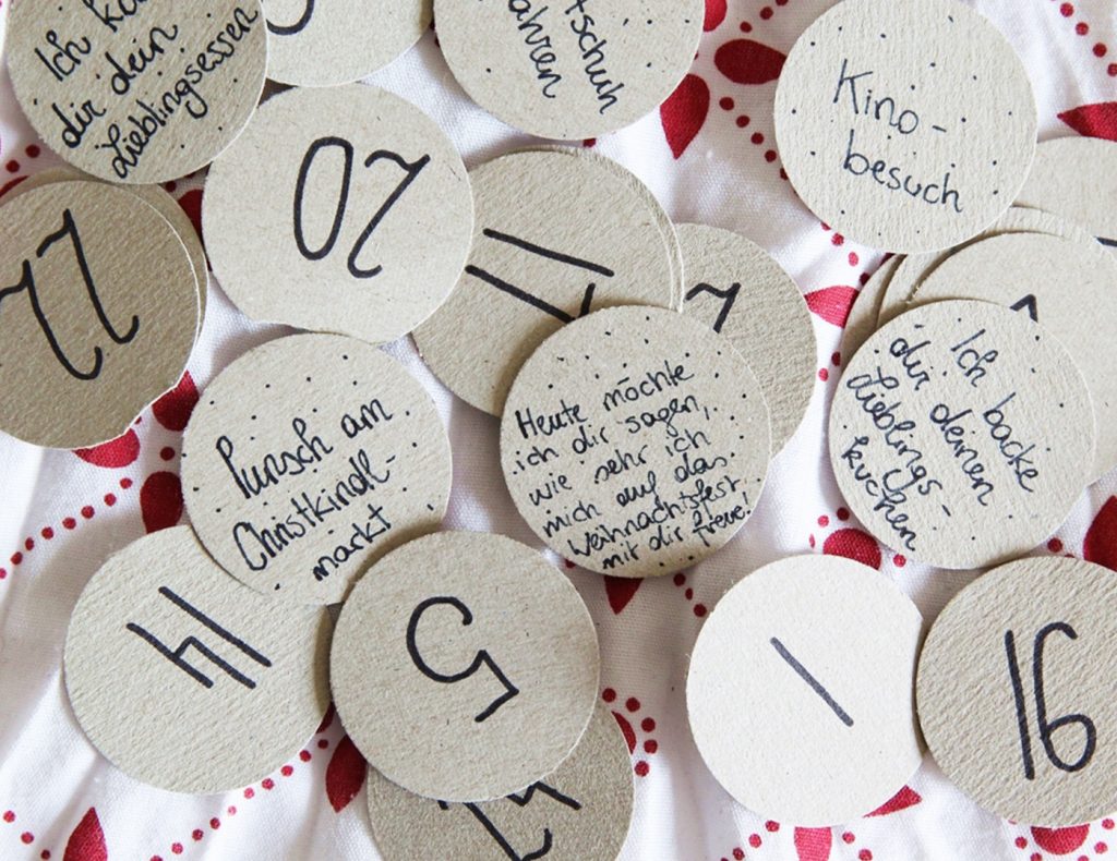 Die Zahlen, liebe Worte und kleine Gutscheine notiert ihr auf den Kreisen.