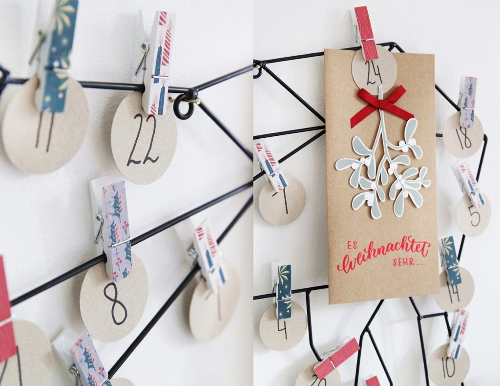 Die Weihnachtsbotschaften werden mit Holzklammern an dem Dekohirsch befestigt.