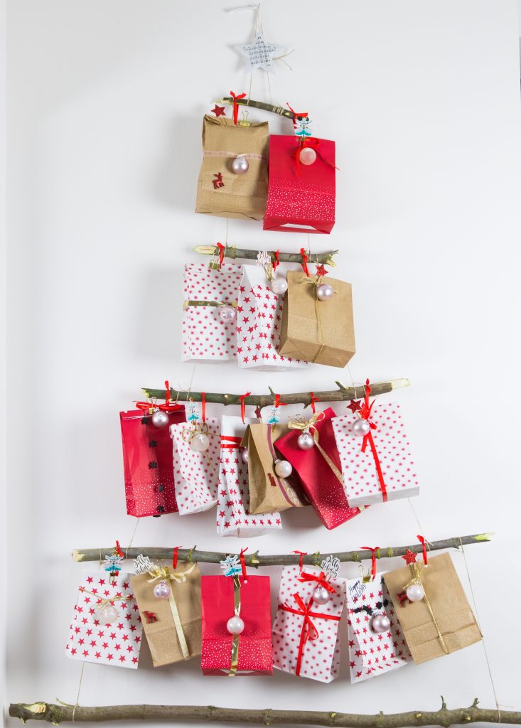 Fertig! Der Adventskalender aus Ästen ist ein echter Hingucker :-)