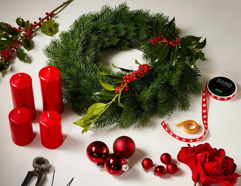Diese Materialien benötigt ihr für einen klassischen Adventskranz.