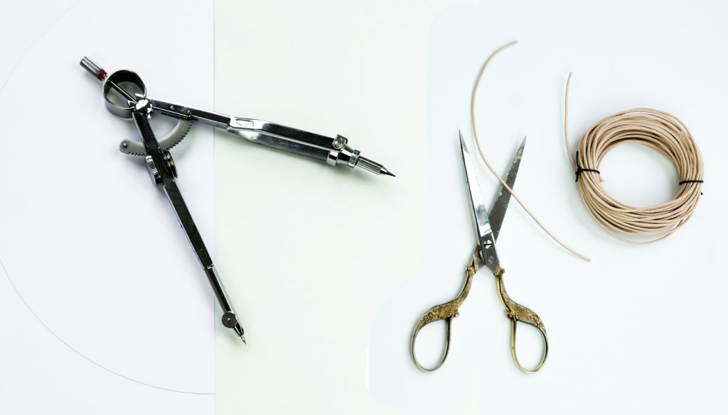 Zuerst werden Halbkreise aus Papier und die Lederschnur zurecht geschnitten.