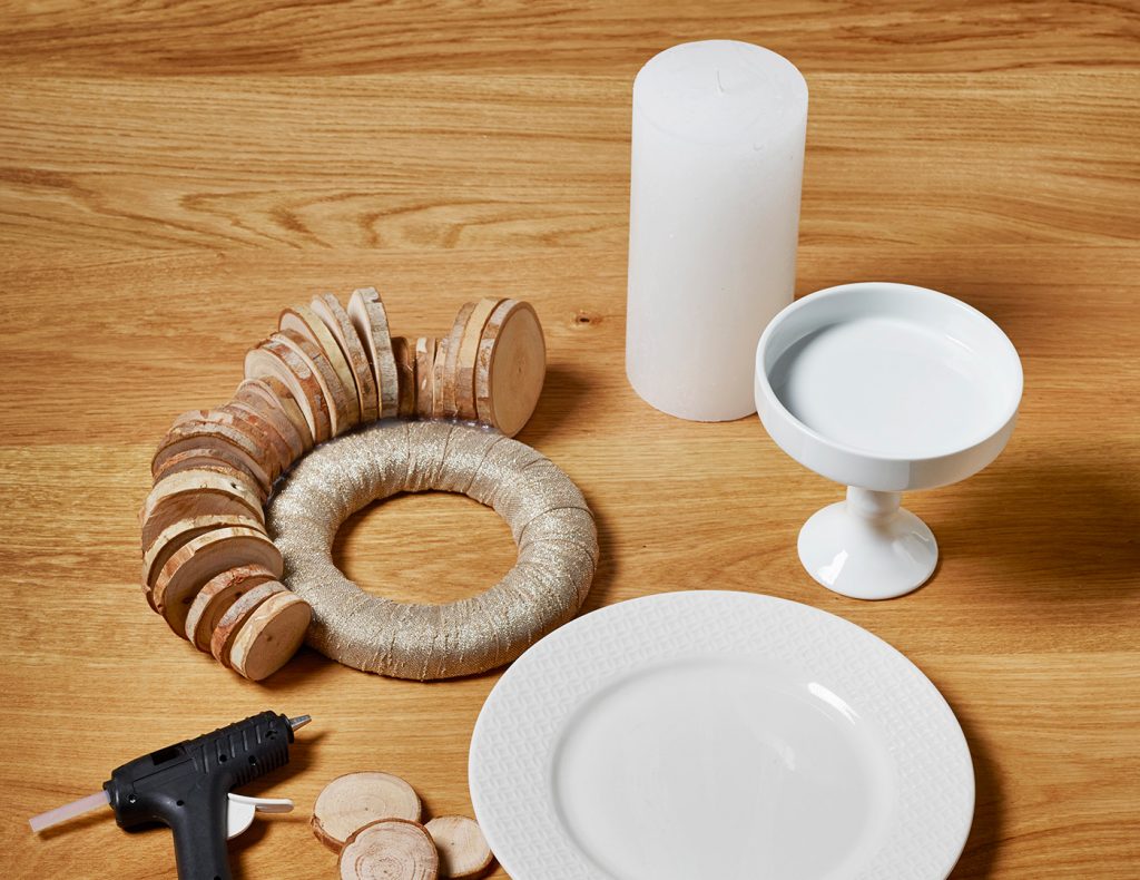 Die Astscheiben werden fächerartig und mit viel Heißkleber am Styropor-Ring befestigt.