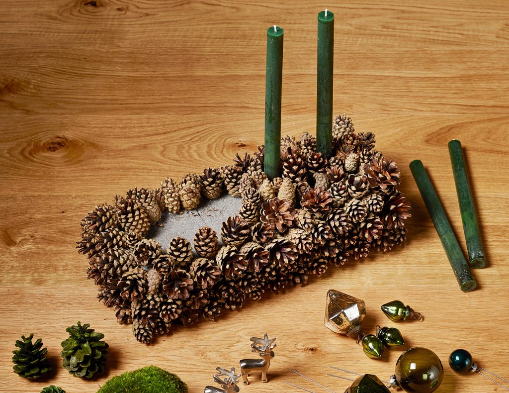 Die ausgesparten Stellen werden anschließend mit Moos und Dekofiguren gefüllt.