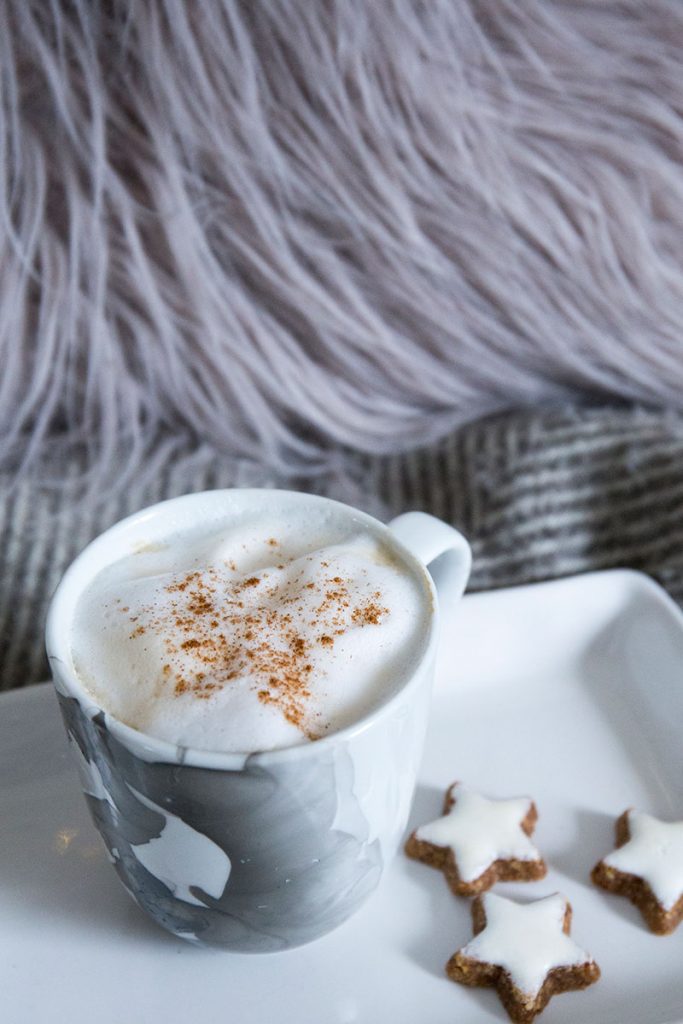 kaffe-und-zimtsterne-für-einen-gemütlichen-Winterabend