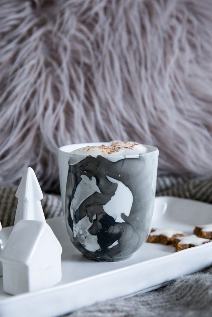 kleine-pause-im-weihnachtsstress-mit-diy-tasse-im-marmor-look-