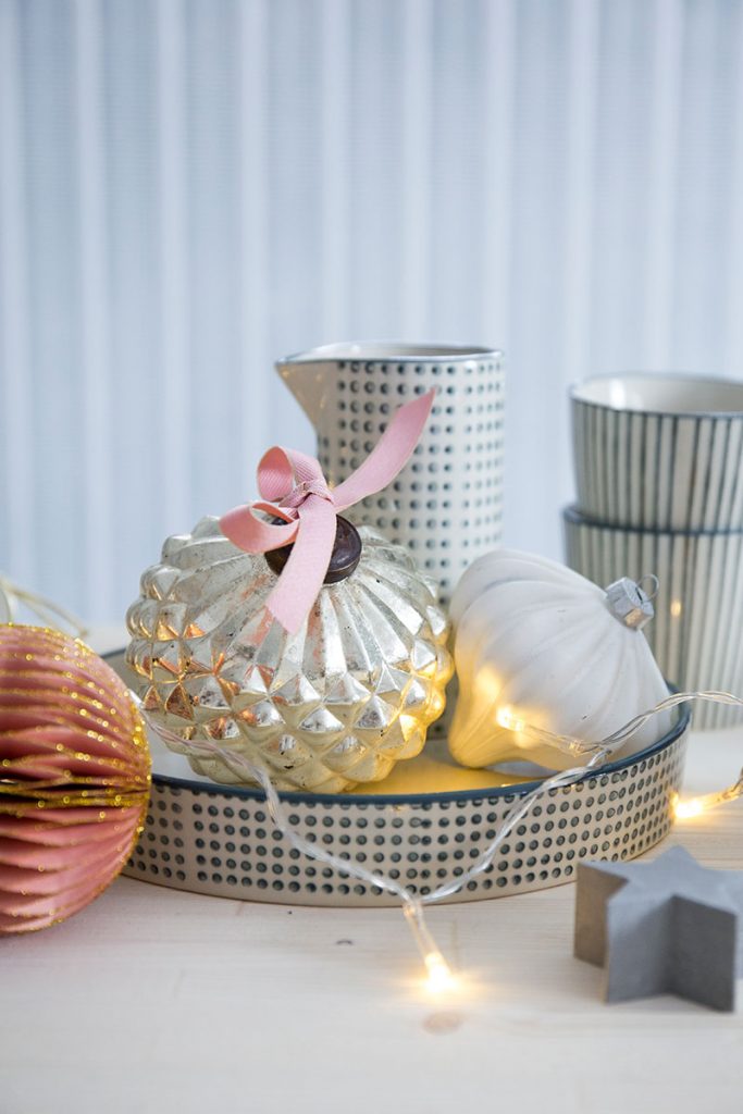 weihnachtskugeln-in-pastellfarben