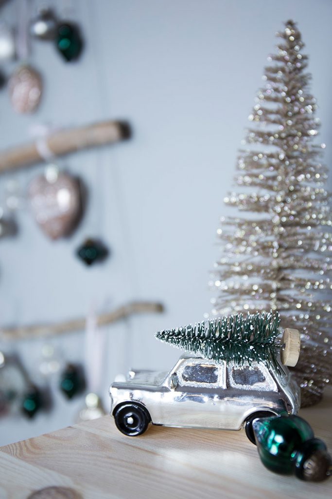 Auto-mit-weihnachtsbaum-auf-dem-dach