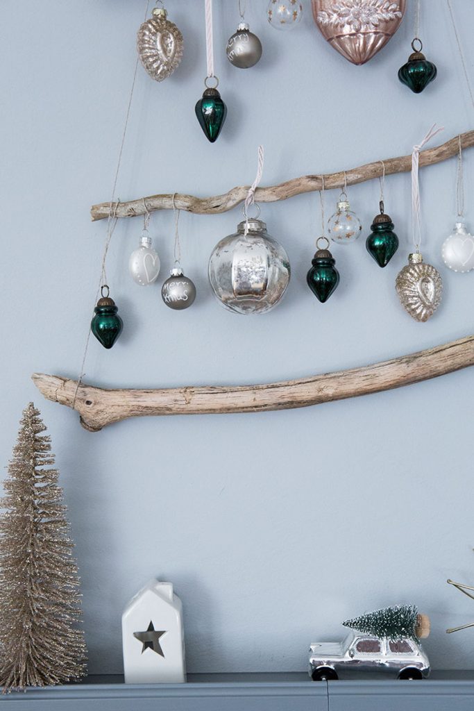 Weihnachtsdekoration-mit-Baumkugeln-in-Rose-und-Gruen