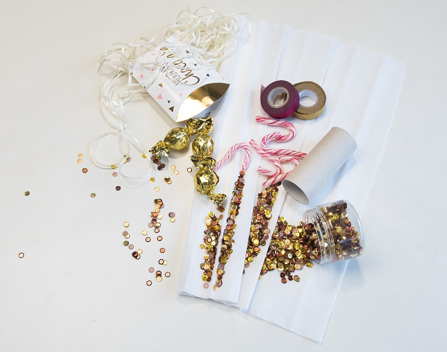 silvesterdeko-partyhut-und-knallbonbons 10k-min