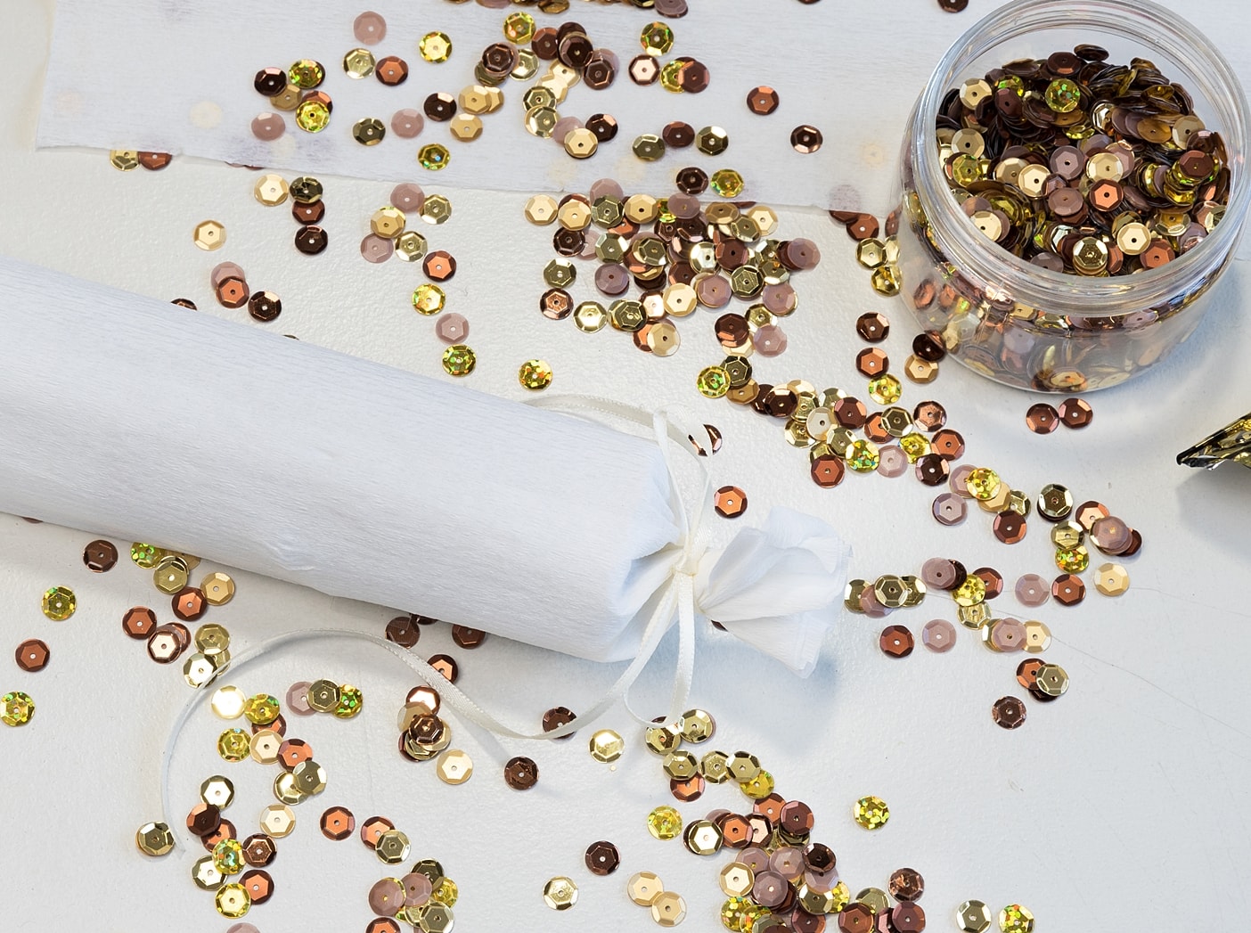 silvesterdeko-partyhut-und-knallbonbons 12k-min