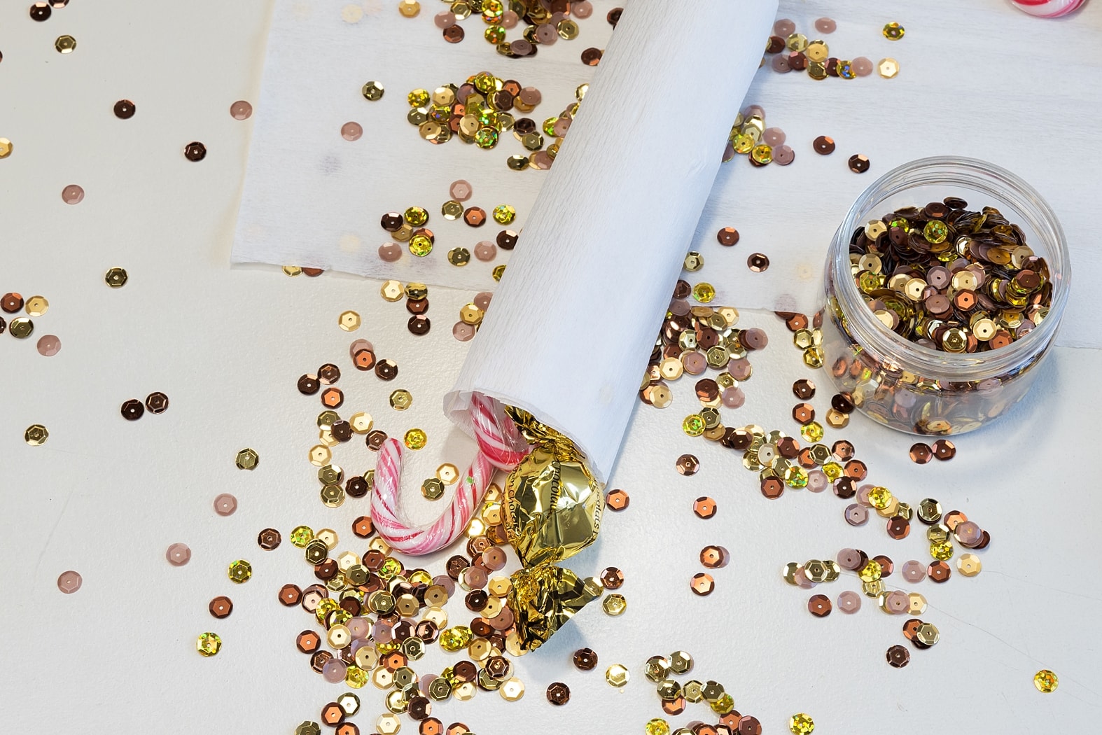 silvesterdeko-partyhut-und-knallbonbons 13k-min