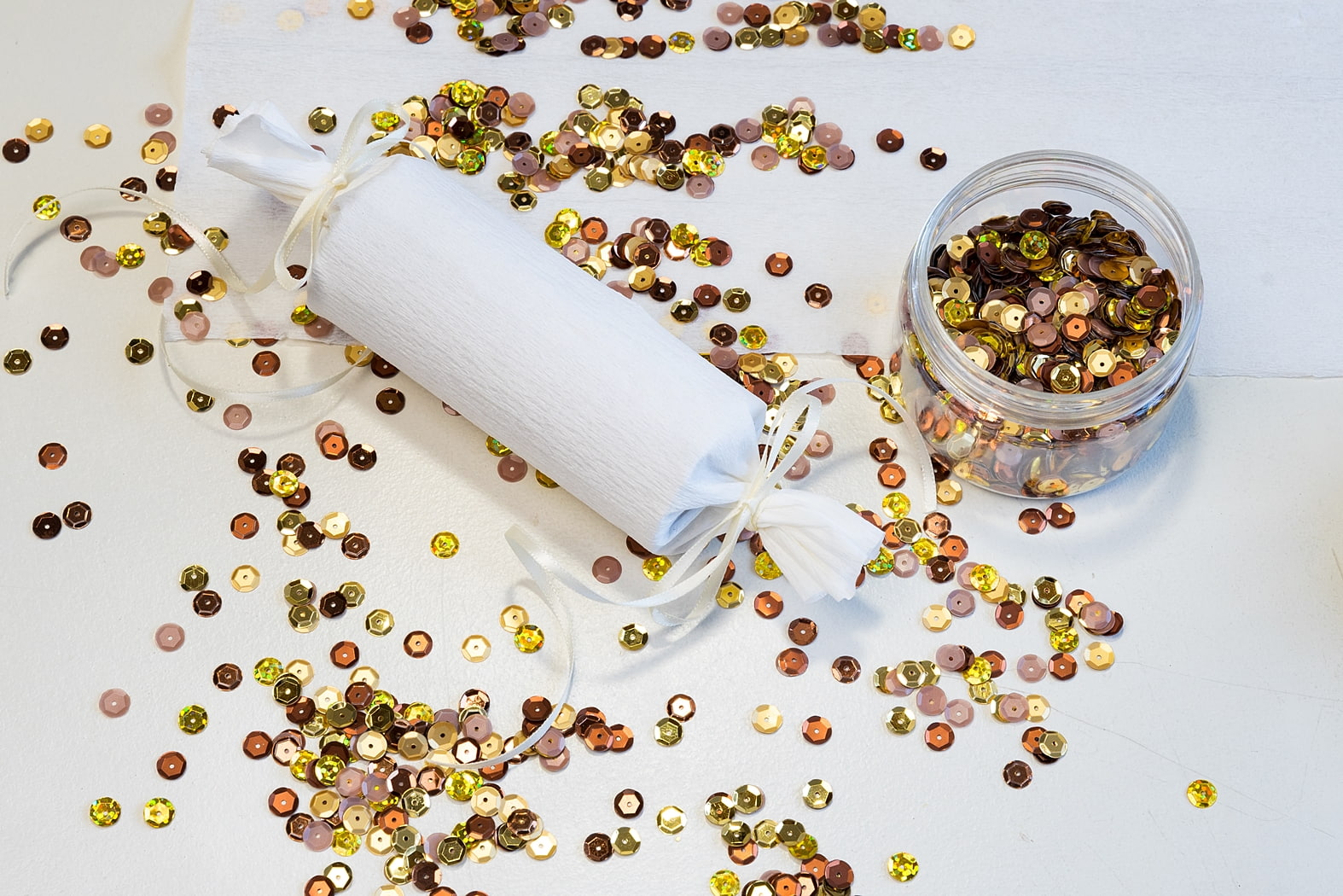 silvesterdeko-partyhut-und-knallbonbons 14k-min