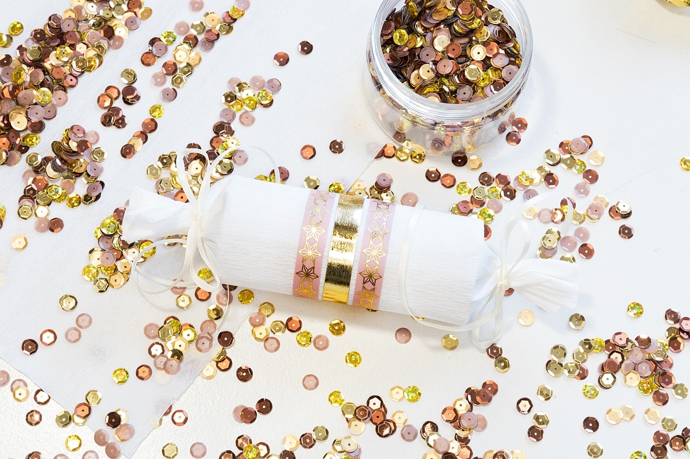 silvesterdeko-partyhut-und-knallbonbons 15k-min