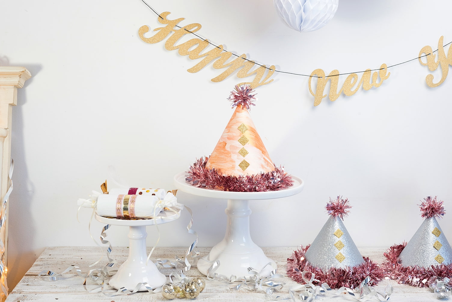 silvesterdeko-partyhut-und-knallbonbons 17k-min