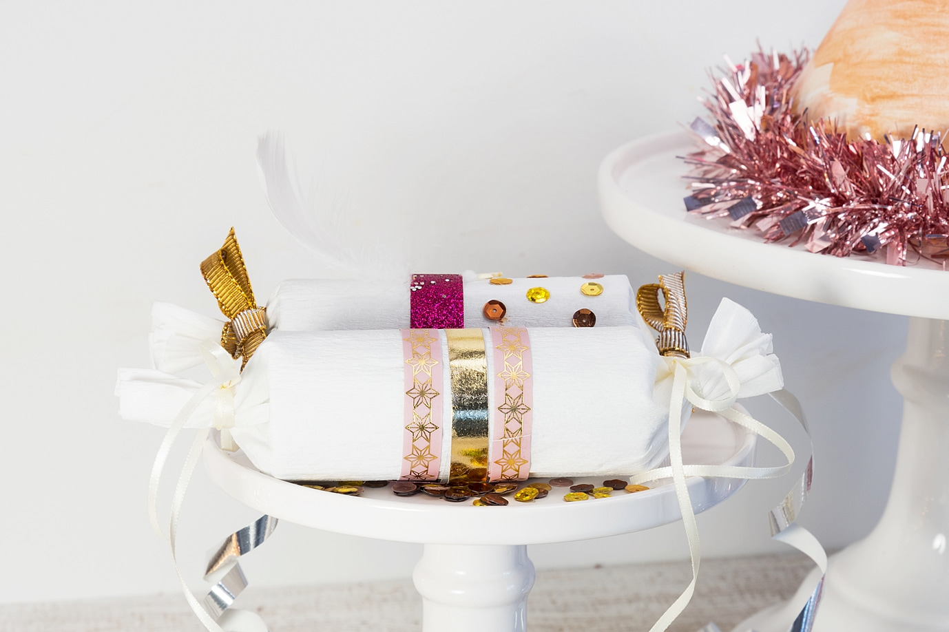 silvesterdeko-partyhut-und-knallbonbons 18k-min