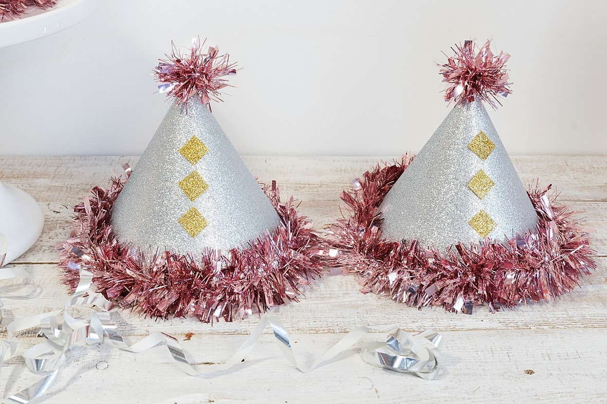 silvesterdeko-partyhut-und-knallbonbons 19k-min