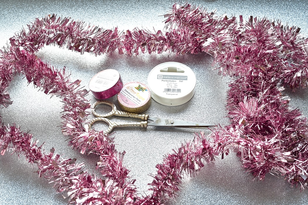 silvesterdeko-partyhut-und-knallbonbons 1k-min