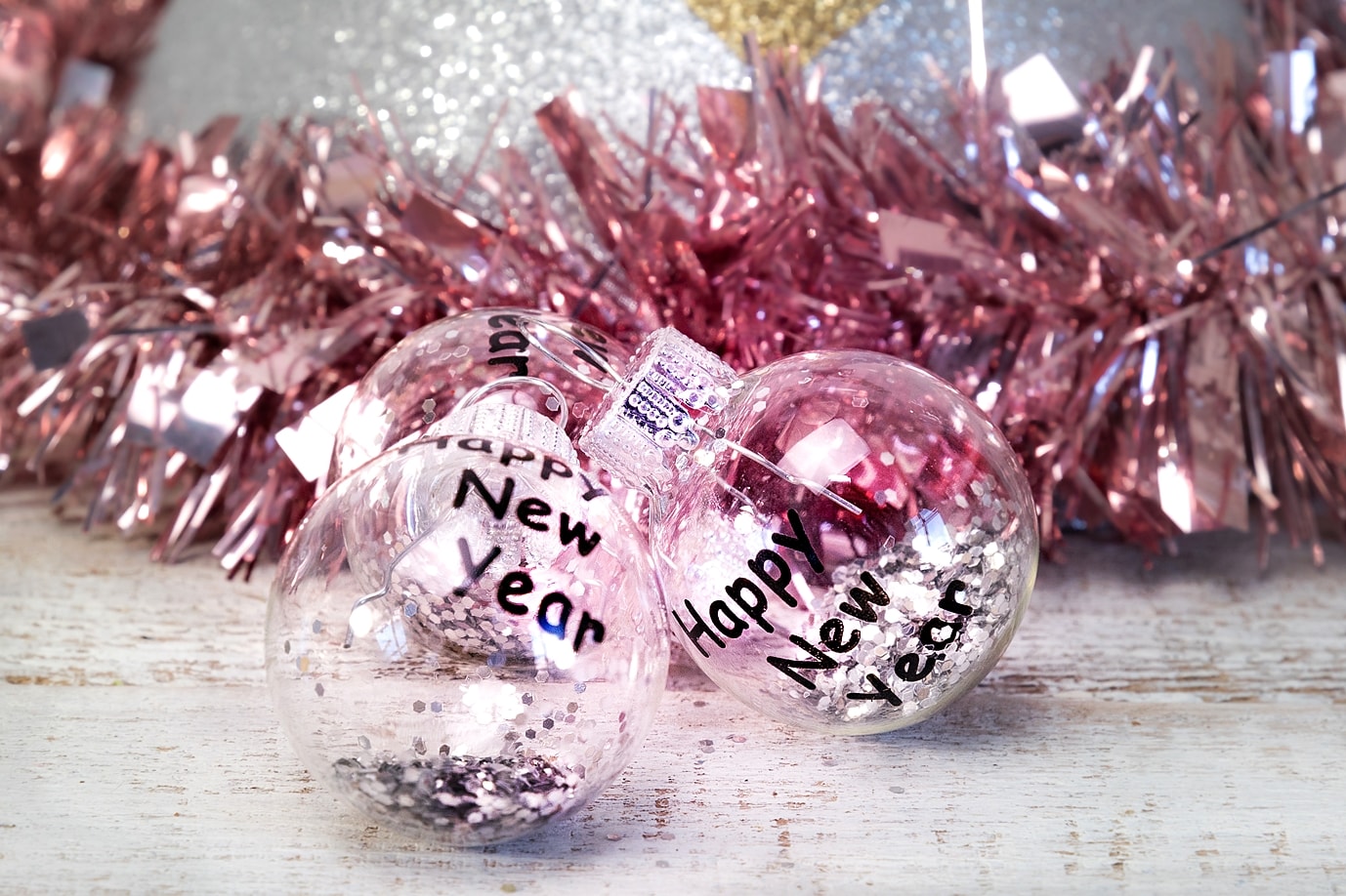 silvesterdeko-partyhut-und-knallbonbons 20k-min