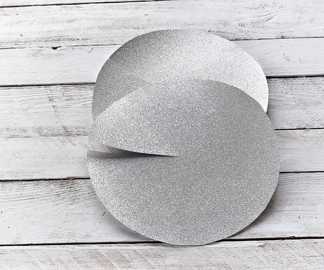 silvesterdeko-partyhut-und-knallbonbons 3k-min