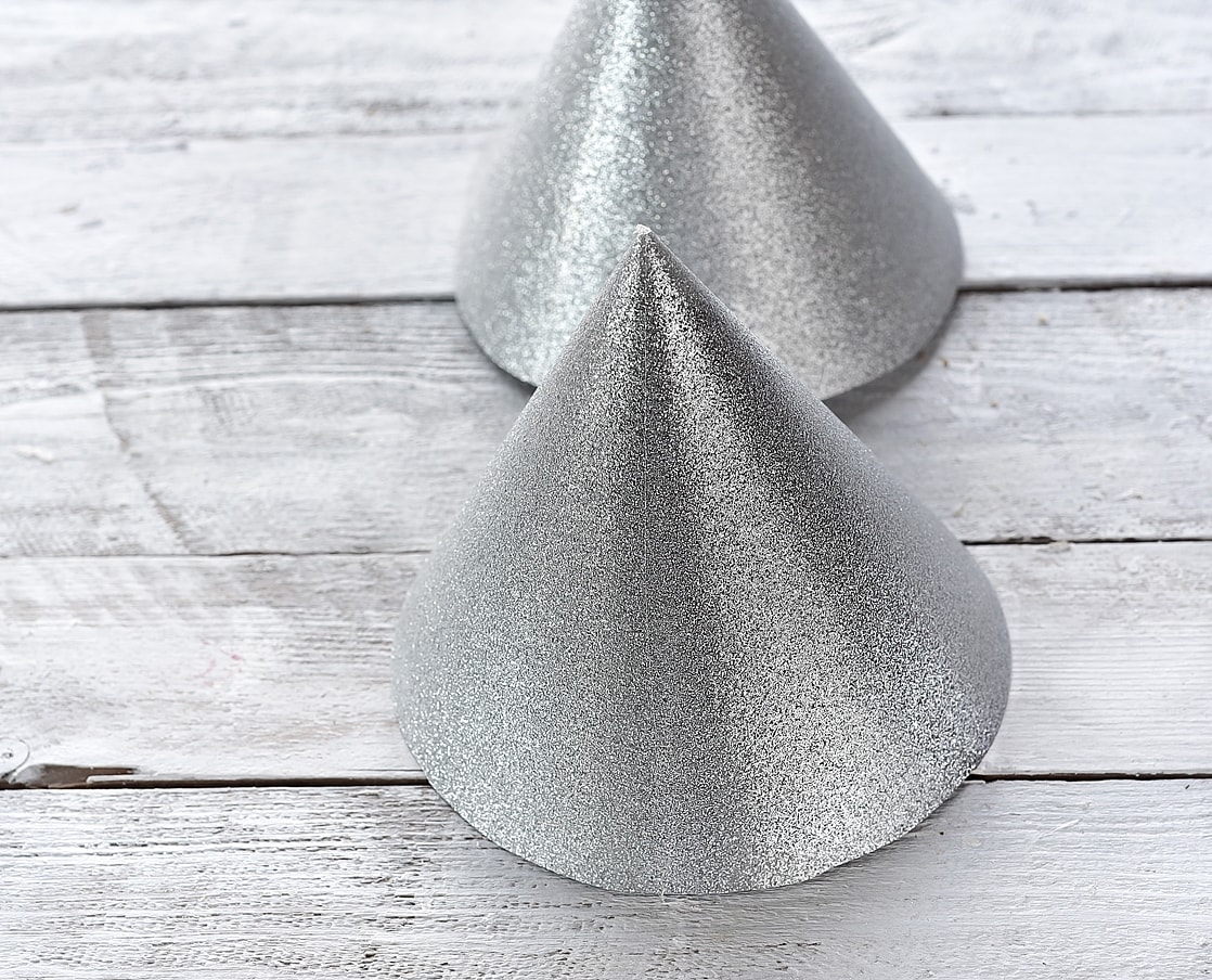 silvesterdeko-partyhut-und-knallbonbons 5k-min