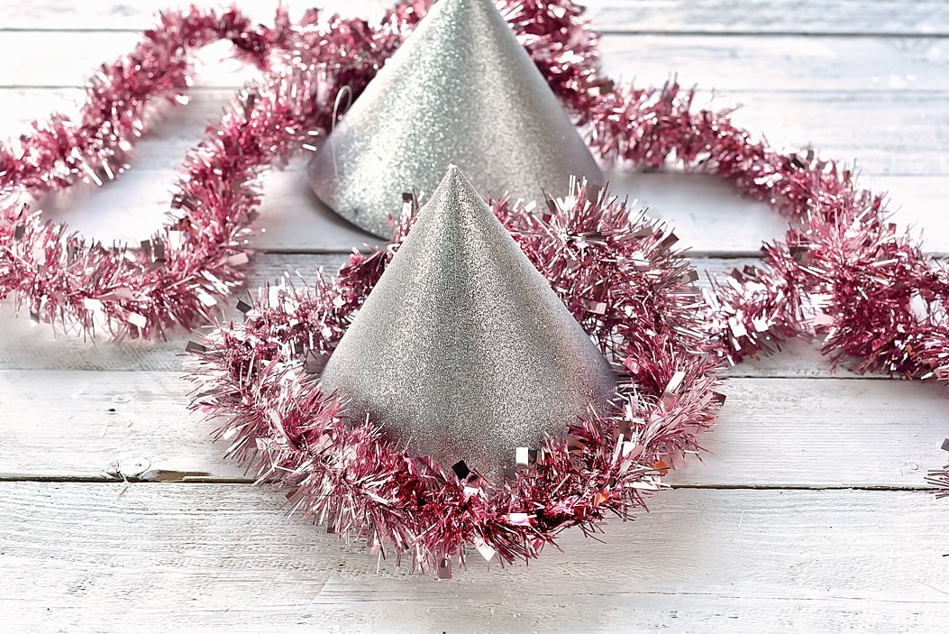 silvesterdeko-partyhut-und-knallbonbons 6k-min